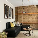 Elegant & Central 1Br W Free Parking - Sleeps 4